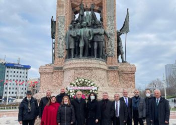 Okulumuzun Kuruluş Yıl Dönümü Taksim Anıtına Çelenk Konulması