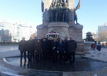 Taksim Atatürk Anıtına Çelenk Konuldu