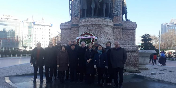 Taksim Atatürk Anıtına Çelenk Konuldu