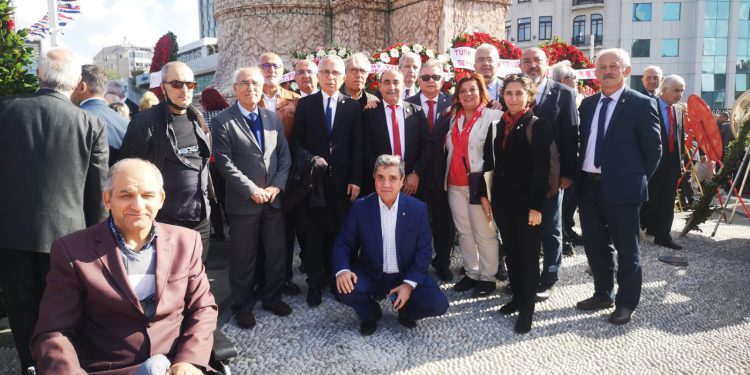 Taksim Cumhuriyet Anıtına Çelenk Töreni