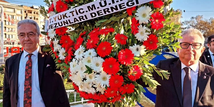 Taksim Cumhuriyet Anıtı Çelenk Sunumu