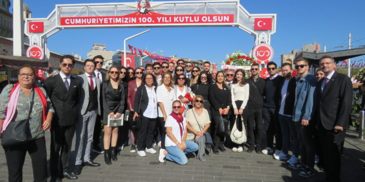 Taksim Atatürk Anıtı Çelenk Sunumu